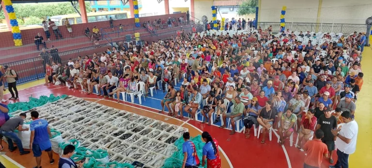 Famílias de baixa renda recebem pescado da Prefeitura de Parintins