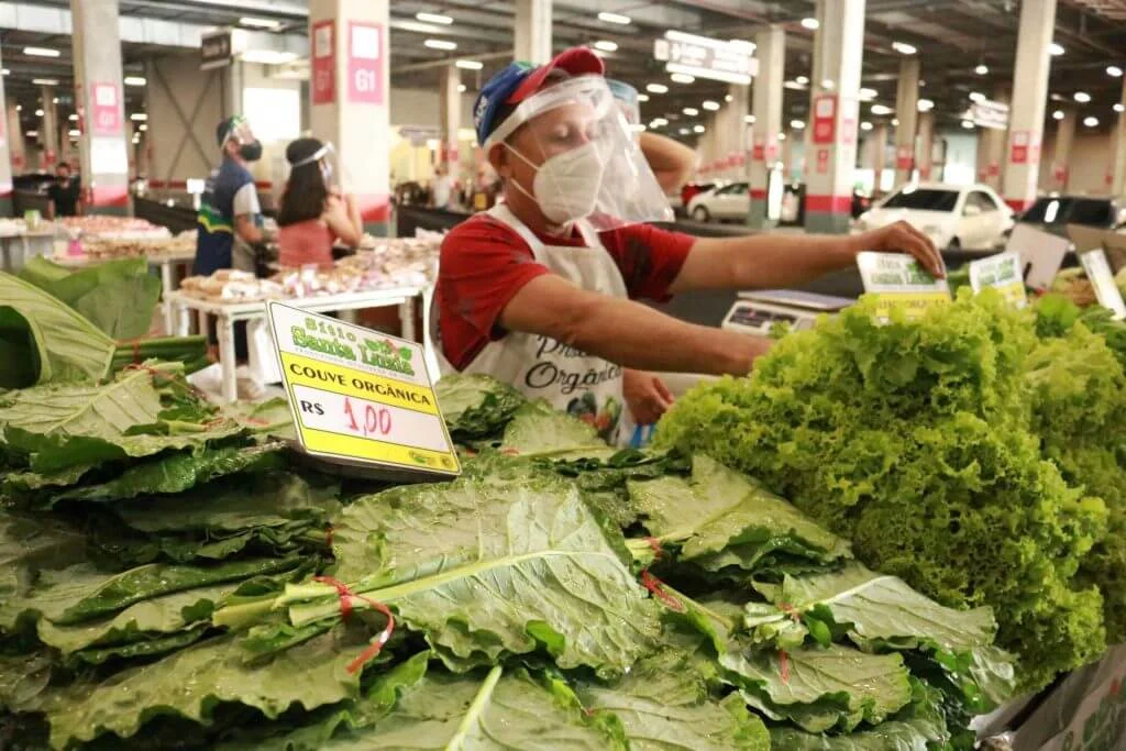 Feiras da ADS comercializam alimentos essenciais para evitar mal-estar e desidratação