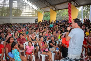 Mães da Vila Amazônia recebem homenagem e show de prêmios da Prefeitura de Parintins