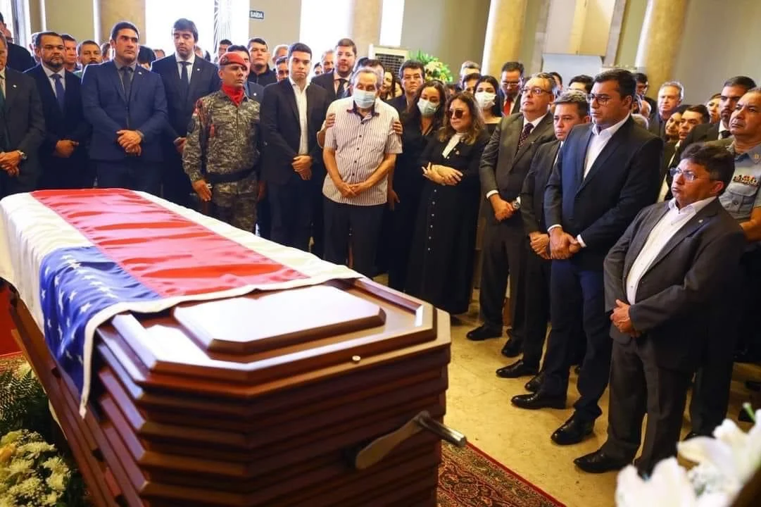 Funeral de Amazonino Mendes acontece no Teatro Amazonas
