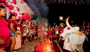 Garantido celebra Dia dos Namorados levando multidão às ruas de Parintins
