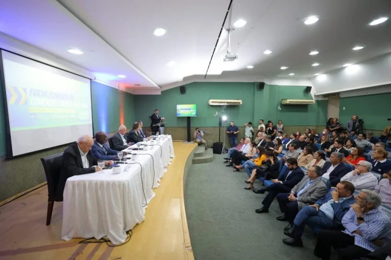 Governador destaca apoio ao comércio durante estiagem e reforça injeção de R$ 1,5 bilhão na economia com pagamento do 13º