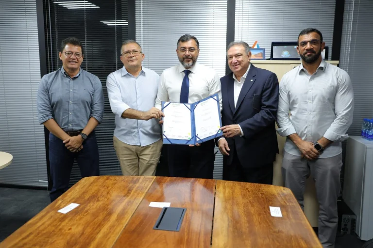 Governador Wilson Lima assina convênio para a construção de centro de recreação em Codajás