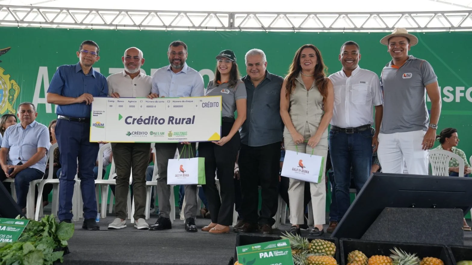 Governo do Amazonas entrega carta de remissão de dívidas e concede crédito rural