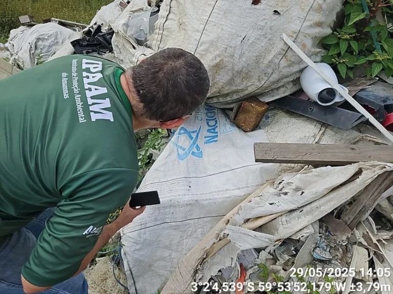 Ipaam Aplica Multas De R$ 1,5 Milhão, Embarga área De Lixeira Clandestina E Apreende Máquinas Em Manaus