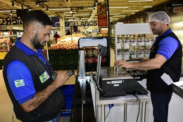 Ipem-AM participa de ação coordenada pelo Inmetro no comércio e na indústria
