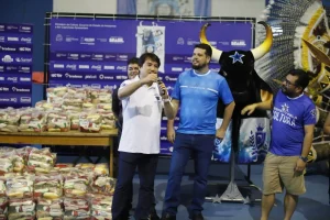 Jender Lobato faz doação de cestas básicas para brincantes do Boi Caprichoso
