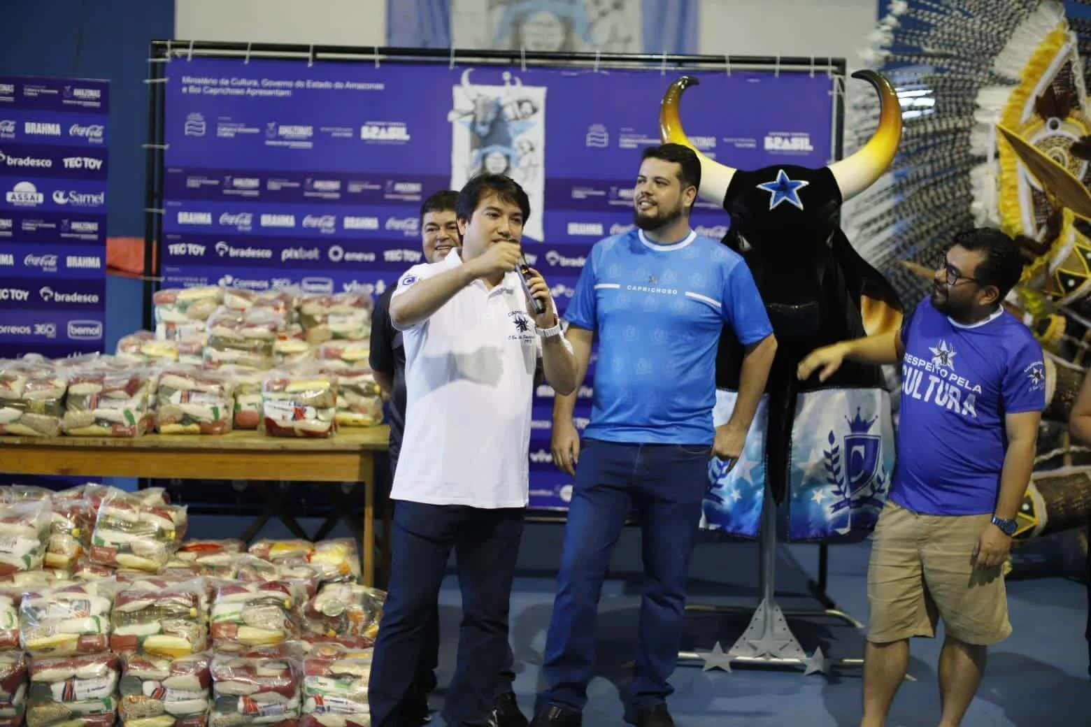 Jender Lobato faz doação de cestas básicas para brincantes do Boi Caprichoso