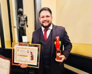 Jornalista Náferson Cruz recebe prêmio e diploma da Glória Amazônica pela contribuição à cultura amazonense