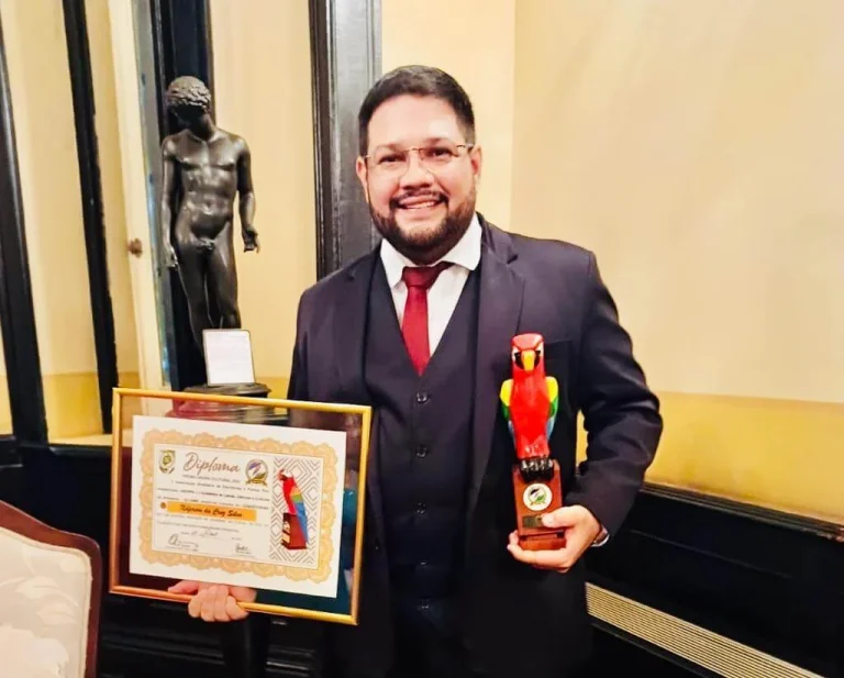 Jornalista Náferson Cruz recebe prêmio e diploma da Glória Amazônica pela contribuição à cultura amazonense