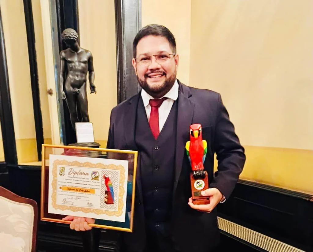 Jornalista Náferson Cruz recebe prêmio e diploma da Glória Amazônica pela contribuição à cultura amazonense