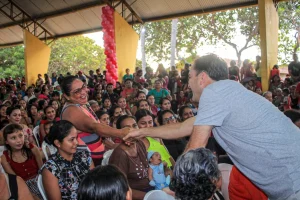 Mães da Vila Amazônia recebem homenagem e show de prêmios da Prefeitura de Parintins
