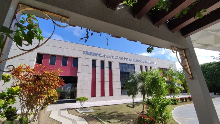 Mais cinco candidatos aprovados via concurso público são nomeados pelo TCE-AM 