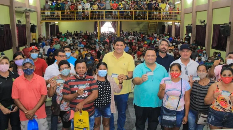 Mapa E Prefeitura De Parintins Entregam Mais De 300 Carteiras Aos Pescadores Da Colônia Z 17