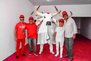 Multidão Encarnada Sai Nas Ruas De Parintins Para Manter A Tradição Do Garantido Em Homenagem Aos Namorados