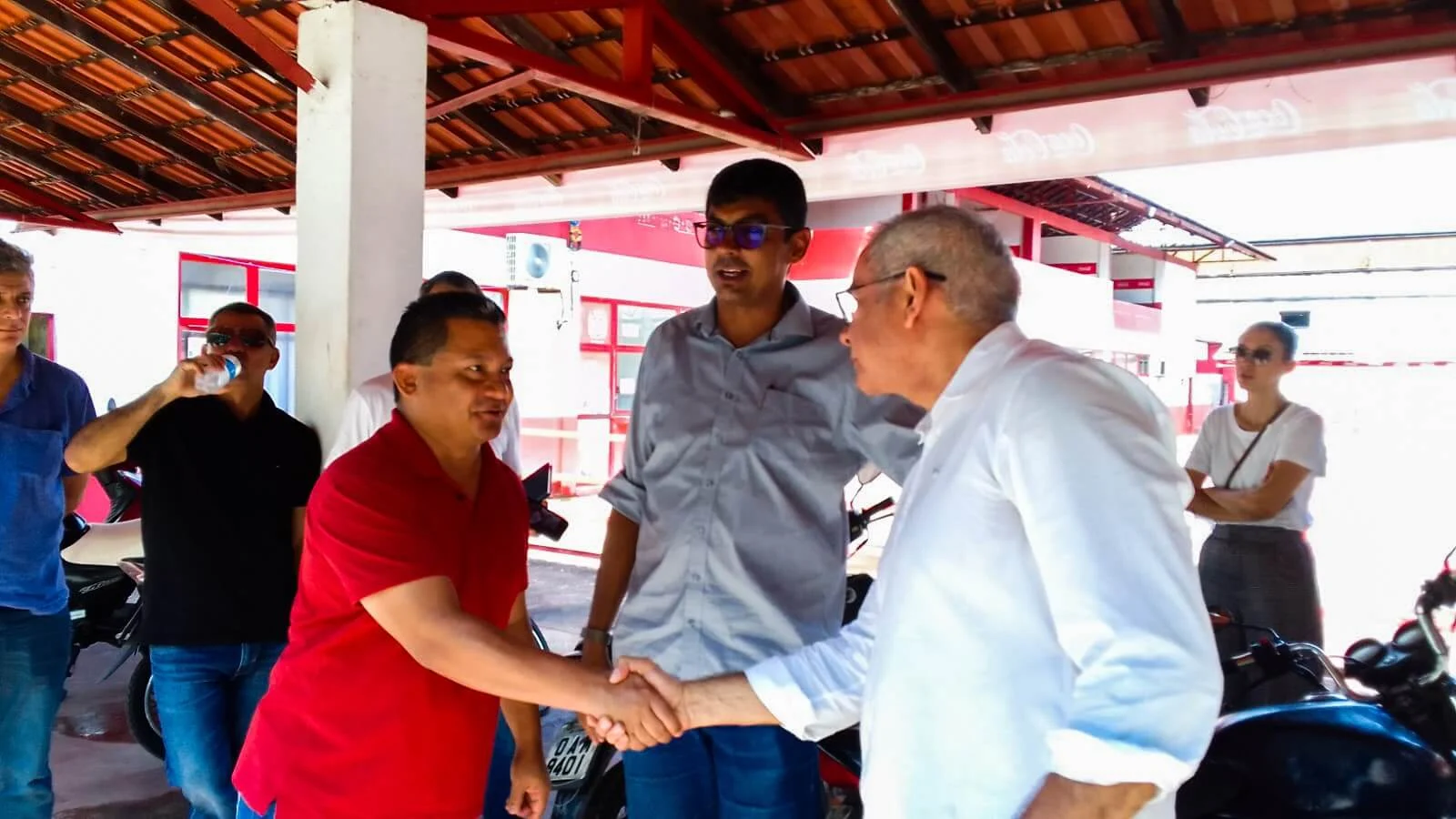 Multidão Encarnada Sai Nas Ruas De Parintins Para Manter A Tradição Do Garantido Em Homenagem Aos Namorados