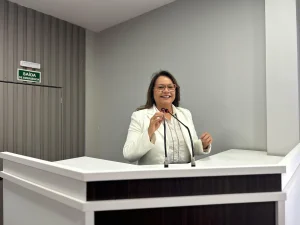 Vereadora Márcia Baranda Na Tribuna Da Câmara De Parintins
