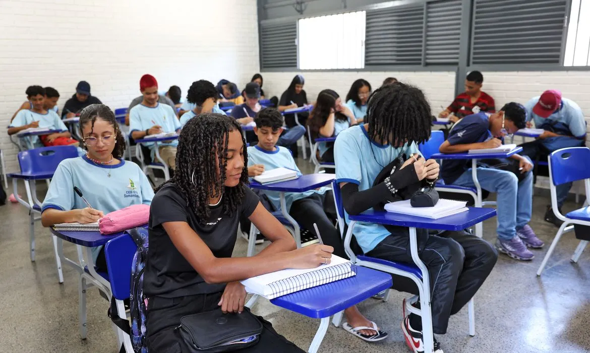 Pé-de-Meia chega hoje para quem se formou no ensino médio em 2024 17 Pé-de-Meia chega hoje para quem se formou no ensino médio em 2024