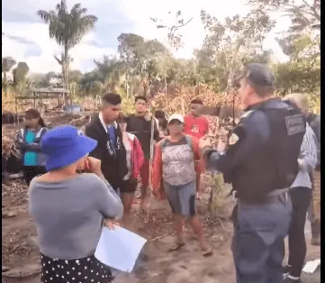 POLÍCIA MILITAR ACOMPANHA OFICIAL DE JUSTIÇA EM NOTIFICAÇÃO DO CUMPRIMENTO DE ORDEM JUDICIAL DE REINTEGRAÇÃO DE POSSE EM INVASÃO NO MUNICÍPIO DE PARINTINS