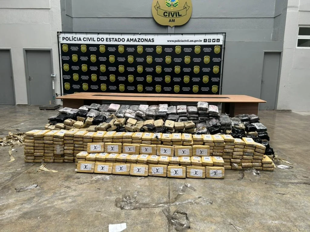Polícia Militar do Amazonas apreende mais de uma tonelada de entorpecentes em micro-ônibus na AM-010