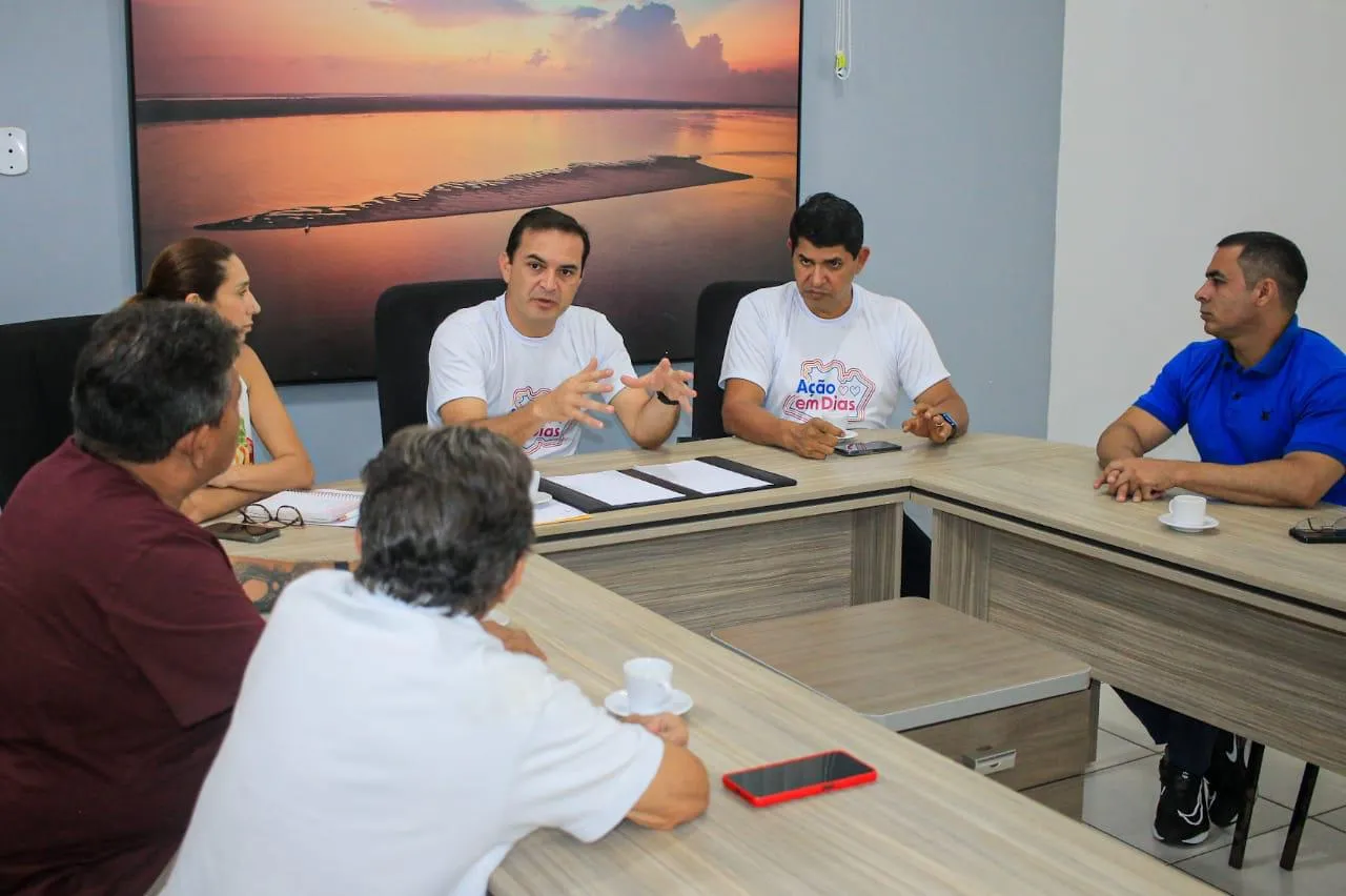 Prefeito Mateus Assayag se reúne com dirigentes dos bumbás Caprichoso e Garantido 1 Prefeito Mateus Assayag se reúne com dirigentes dos bumbás Caprichoso e Garantido