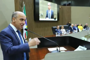 Presidente Do Tce Am Participa De Homenagem A Jaime Benchimol Na Cmm