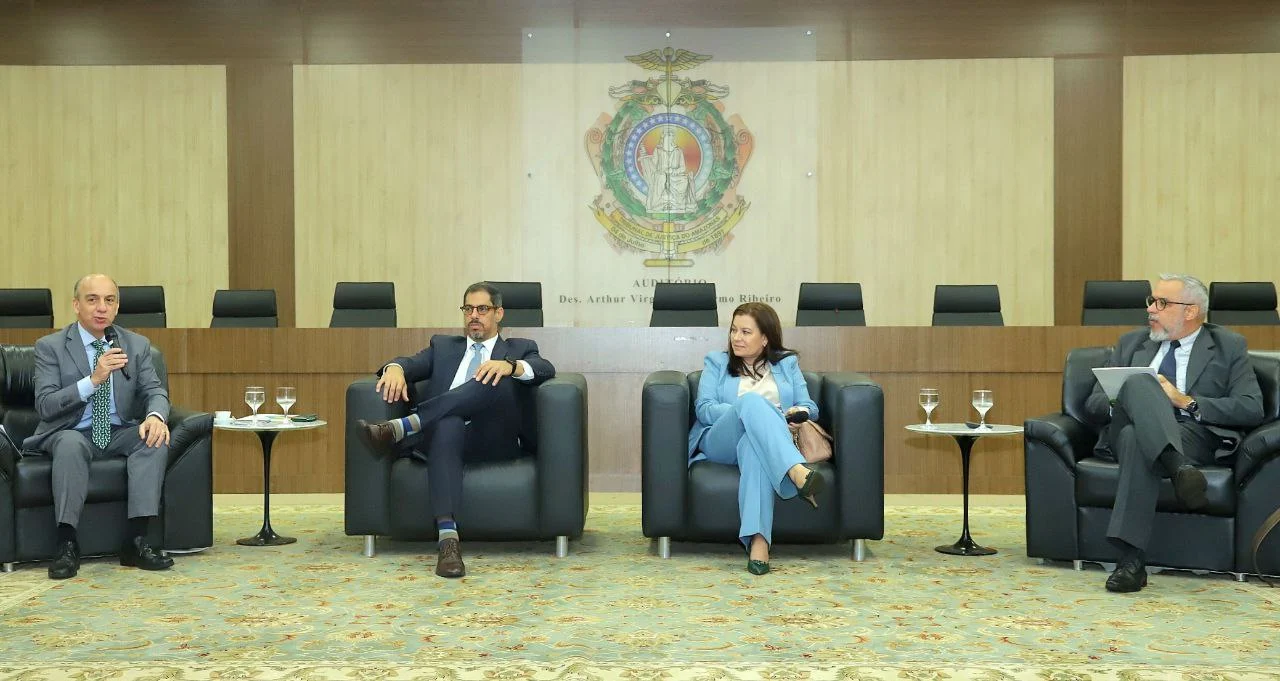 Presidente Do Tce Am Participa De Mesa De Debates Sobre Governança E Compliance No Tjam