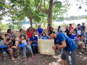Puxirum: artista parintinense realiza cinema itinerante no interior de Parintins