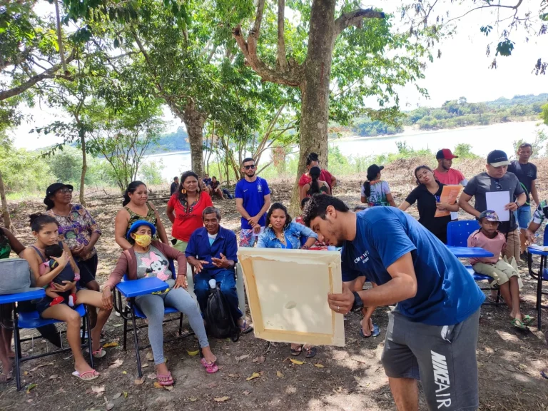 Puxirum: artista parintinense realiza cinema itinerante no interior de Parintins