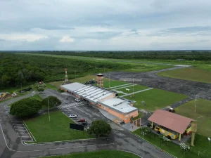 Prefeitura de Parintins mantém obras de recapeamento de 600m da pista do aeroporto