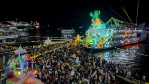 Romaria das Águas leva multidão à orla de Parintins na saudação à padroeira