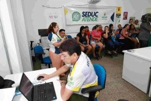 Secretaria de Educação oferece atendimento para moradores do Lago Azul durante Governo Presente