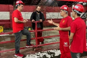 Sócios torcedores do Boi Garantido realizam doações de alimentos e suporte financeiro ao Bumbá