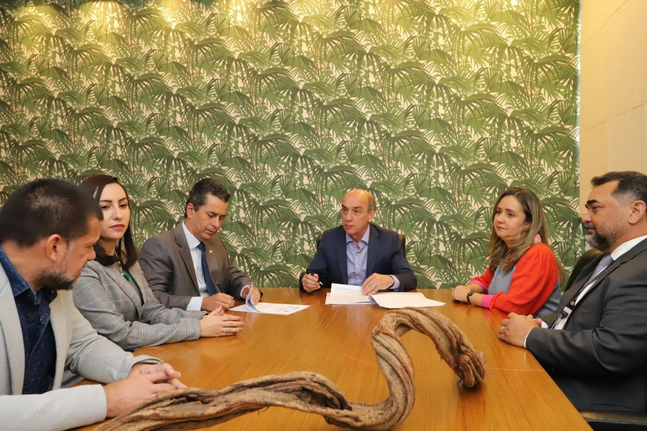 Tce Am E Sebrae Firmam Acordo Para Incentivo Da Participação De Pequenas Empresas Em Compras Governamentais