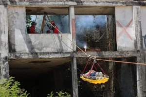 Treinamento do Corpo de Bombeiros do Amazonas simula resgate de 25 vítimas em desabamento de prédio comercial