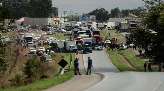 Três pontos são bloqueados por manifestantes em rodovias do AM