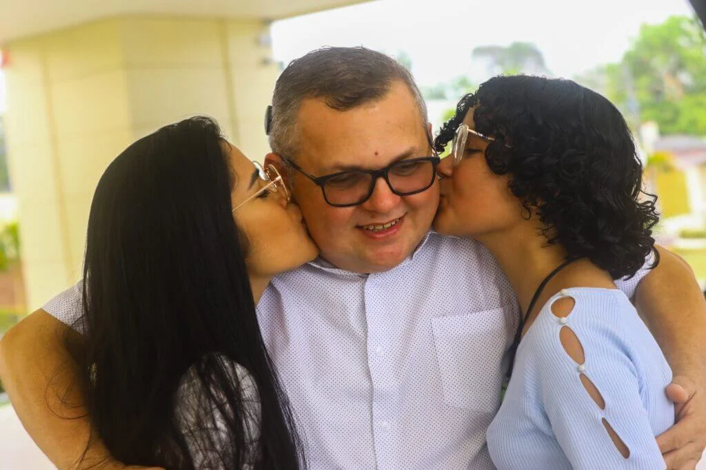 ‘Vai ser um Dia dos Pais diferente para mim’, diz amazonense que recebeu o implante coclear pelo Governo do Amazonas