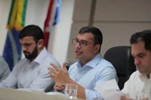 Wilson Lima anuncia reajuste para servidores da Educação e coloca piso salarial de professores entre os maiores do país
