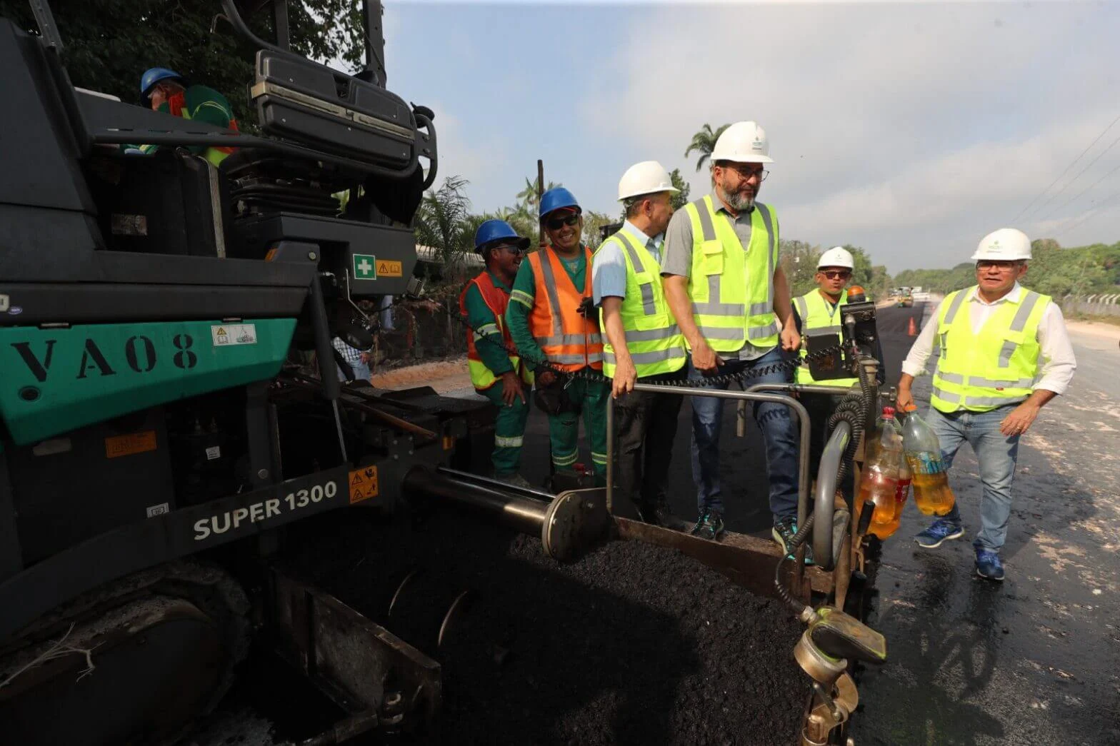 Wilson Lima vistoria obras de modernização da AM-010 e entrega ramal Sulivan Portela pavimentado